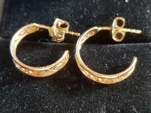 9ct gold Earrings half hoop with pattern