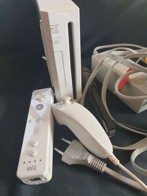 Nintendo Wii Console - Controller, Nunchuck, PSU, Sensor, Cables, Silicone Controller Sleve-White