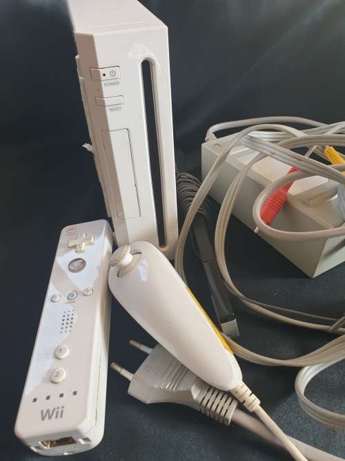 Nintendo Wii Console - Controller, Nunchuck, PSU, Sensor, Cables, Silicone Controller Sleve-White