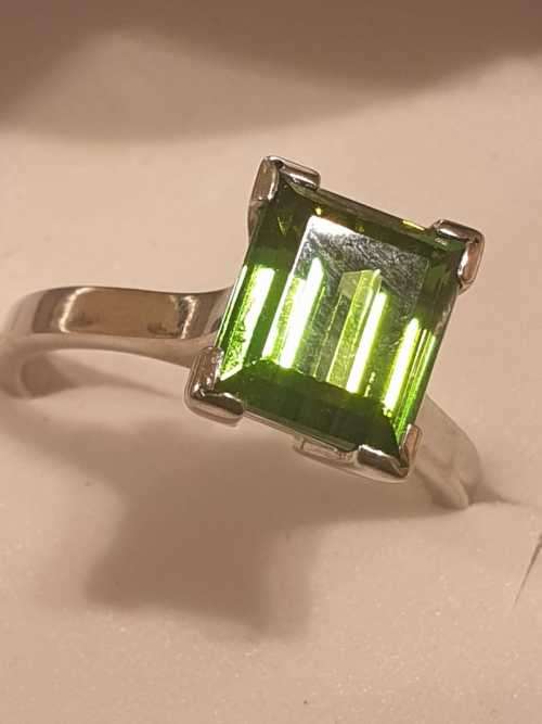 *Stunning!!* 18ct gold and approx 2.40 carat Tourmaline ring