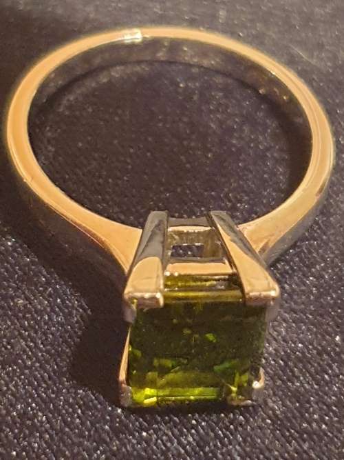 *Stunning!!* 18ct gold and approx 2.40 carat Tourmaline ring