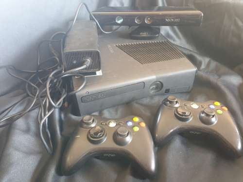 Microsoft X Box 360 S Model 1439 with 2 controls and Kinect