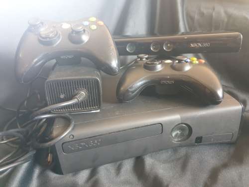Microsoft X Box 360 S Model 1439 with 2 controls and Kinect