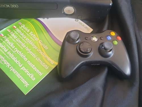 Xbox 360 console with 1 control, kinect and 2 games -model 1439