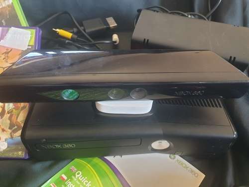 Xbox 360 console with 1 control, kinect and 2 games -model 1439