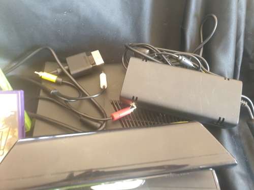 Xbox 360 console with 1 control, kinect and 2 games -model 1439