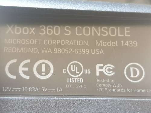 Xbox 360 console with 1 control, kinect and 2 games -model 1439