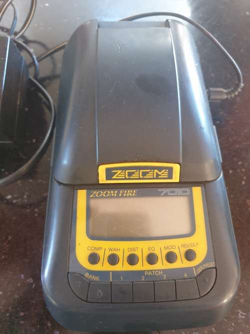 Zoom fire 7010 guitar multi effects pedal with built in amp  and Speaker and power supply