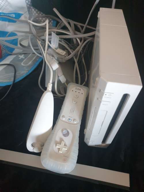 Wii console with Wii fit mat and game,1 control.1 nunchaka and Wii move dance mat