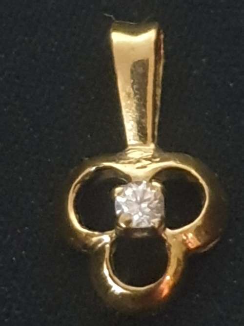9ct yellow gold & Cubic Zirconia set in clover shape