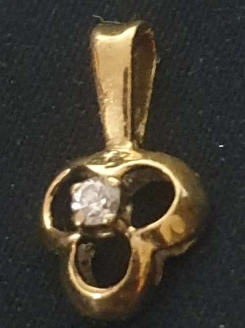 9ct yellow gold & Cubic Zirconia set in clover shape