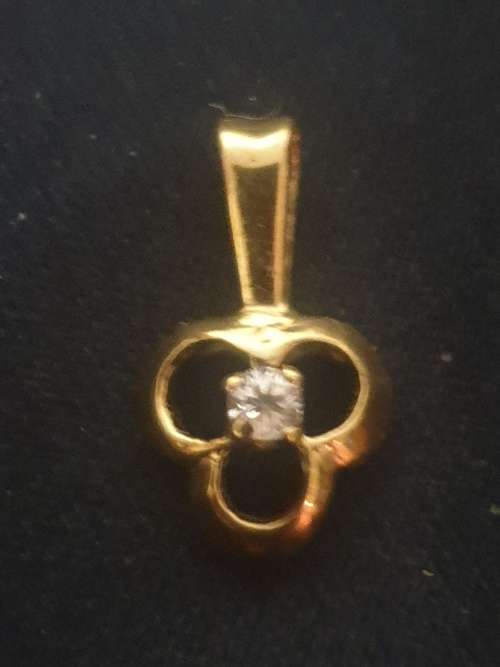 9ct yellow gold & Cubic Zirconia set in clover shape