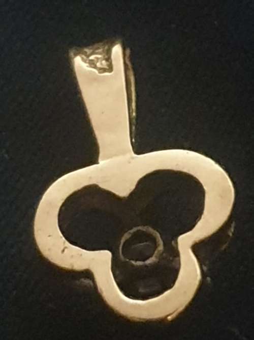 9ct yellow gold & Cubic Zirconia set in clover shape