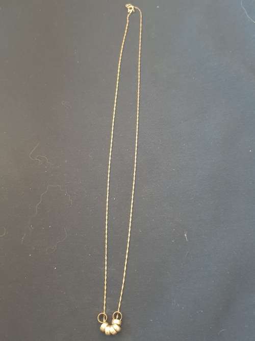 Delicate 9ct gold necklace with 7 friendship rings