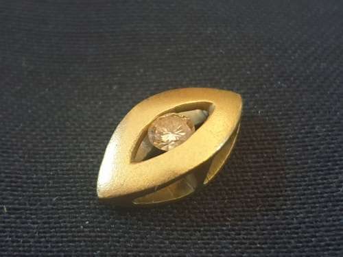 18ct Yellow Gold Pendant with .10 carat Diamond
