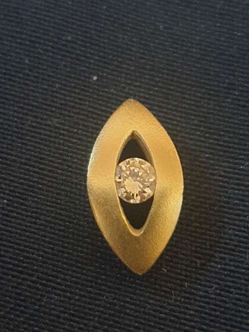 18ct Yellow Gold Pendant with .10 carat Diamond