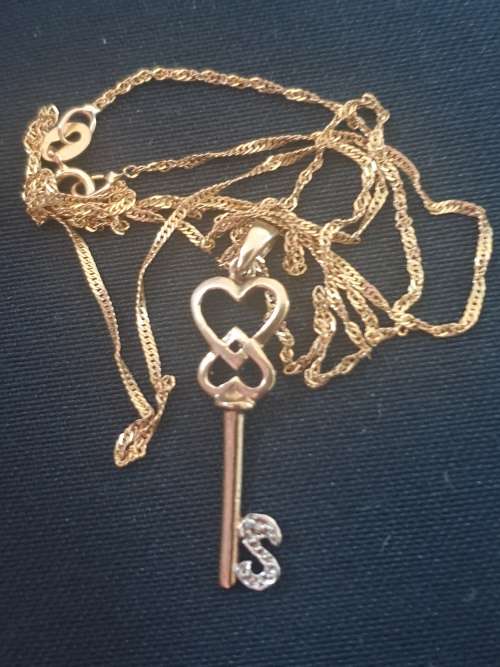 9ct Heart initial `S` Key on 9ct gold chain
