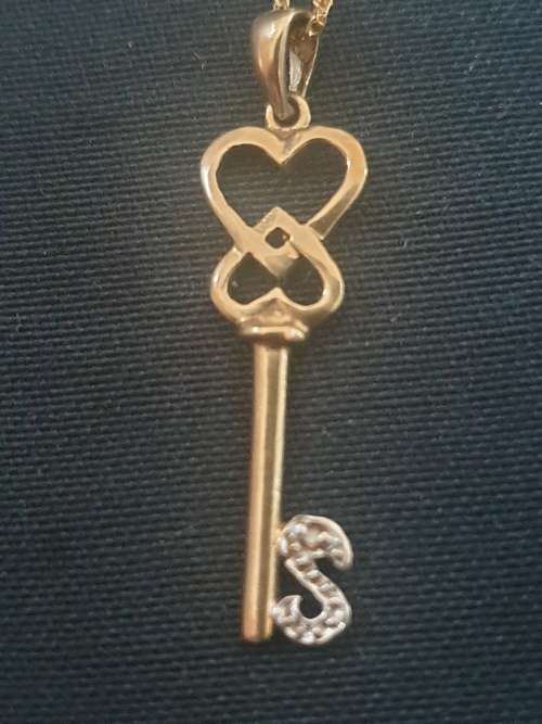 9ct Heart initial `S` Key on 9ct gold chain