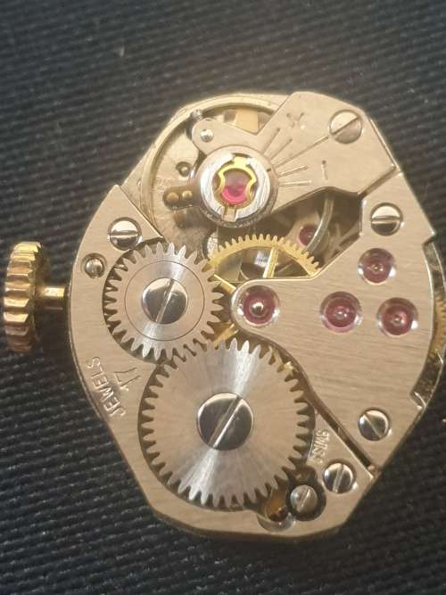 Avia ladies 17 Jewel Inca-block- solid 9ct gold watch casing and strap