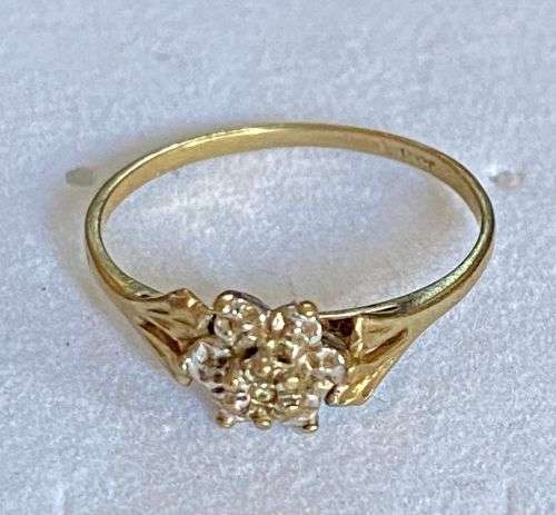 9ct yellow gold and diamond flower ring