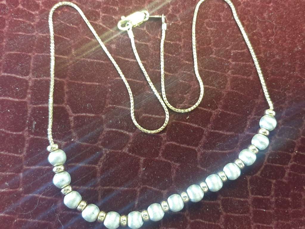 Stunning 9ct gold chain with 9ct white & Yellow gold balls