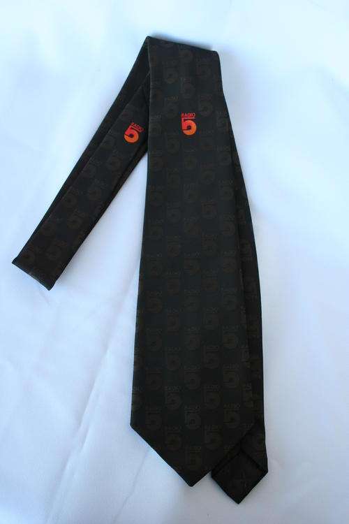 RADIO 5 , 5 FM STEREO, 1980'S LOGO ---- NECK TIE . RSA MUSIC RADIO