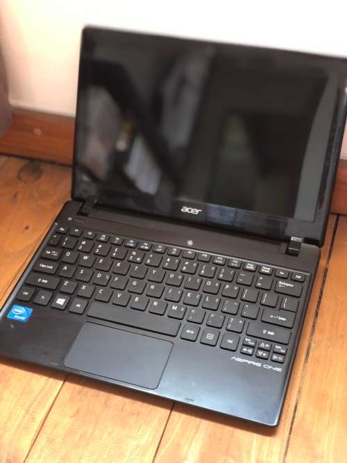 Acer Aspire One 725 netbook with laptop cover For Parts/Repair Please read