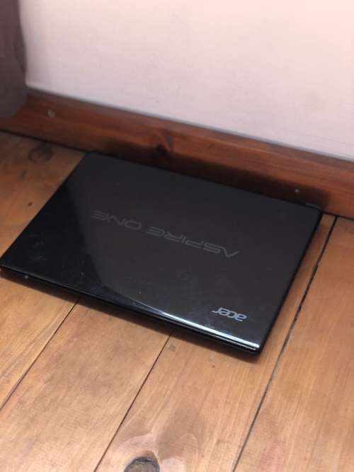 Acer Aspire One 725 netbook with laptop cover For Parts/Repair Please read