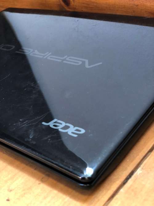 Acer Aspire One 725 netbook with laptop cover For Parts/Repair Please read