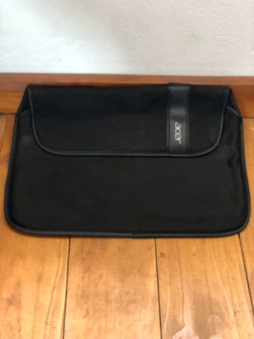 Acer Aspire One 725 netbook with laptop cover For Parts/Repair Please read