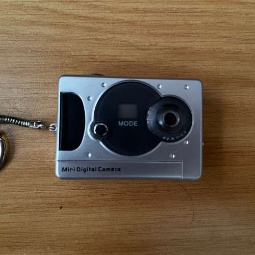 Vivitar MINI Digital Camera With Micro Light Keychain Set and free pouch