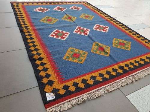 STUNNING REVERSIBLE HANDMADE SHIRAZ KILIM 197 X 149 cm