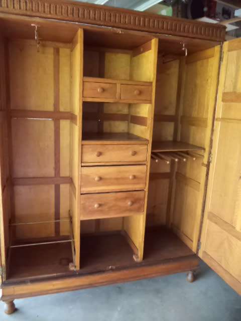 BEAUTIUL OAK WARDROPE / CUPBOARD