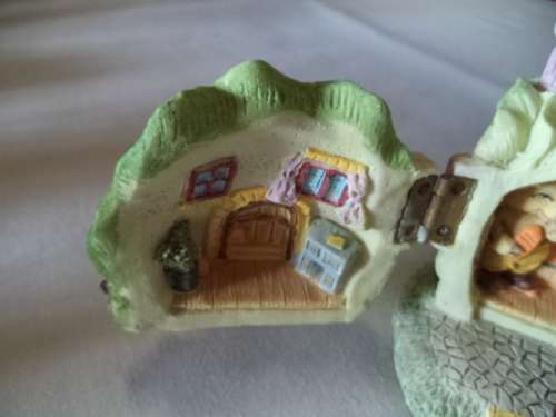Little cabbage house with Pigs - Very cute