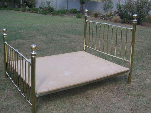 BEAUTIFUL QUEEN SIZE BRASS BED