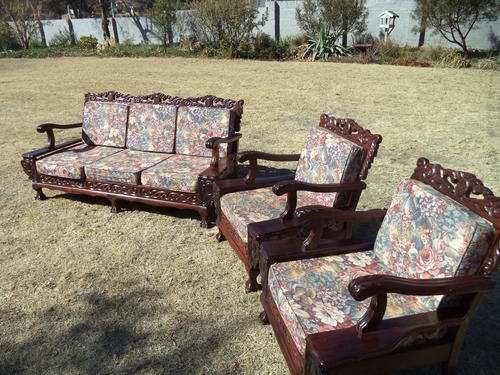 A BEAUTIFUL BALL AND CLAW LOUNGE SUIT - 3 SEATER & 2 SINGLE CHAIRS