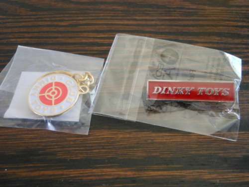 DINKY---BADGE AND KEYRING ATLAS.
