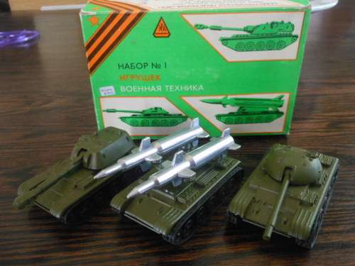 TANK SET NEAR MINT IN BOX--MADE IN THE USSR--LIKE DINKY ,CORGI