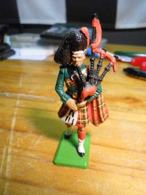 BRITAINS --TOY SOLDIER