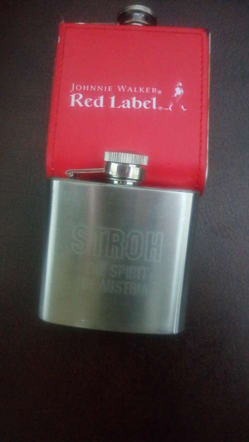 2 hip flasks (both as lot)