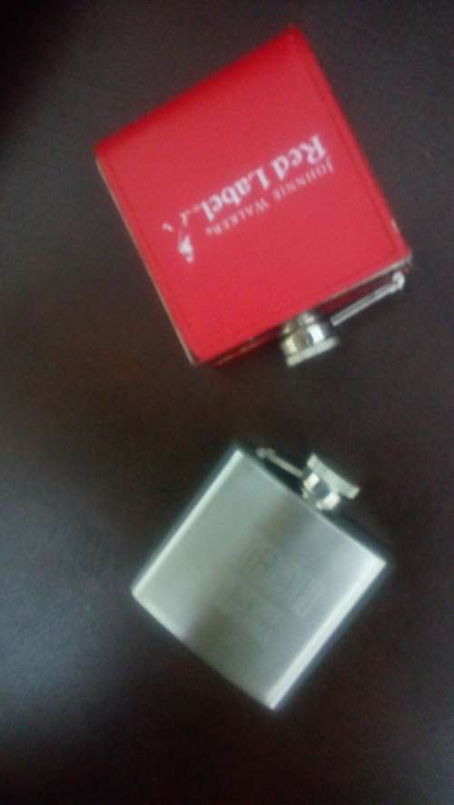 2 hip flasks (both as lot)