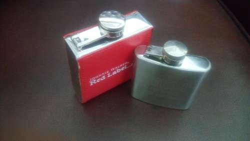 2 hip flasks (both as lot)