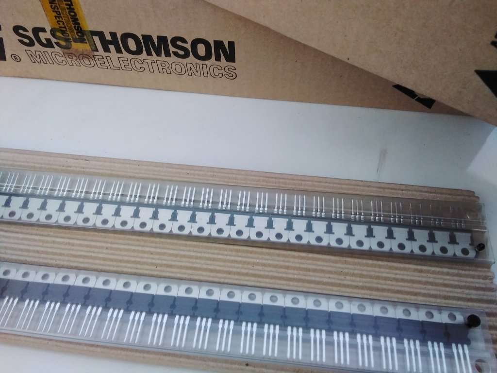 Linear Voltage Regulator (L7815CV). BID PER PIECE - not the whole tube !!!