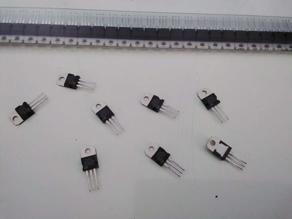 Linear Voltage Regulator (L7815CV). BID PER PIECE - not the whole tube !!!