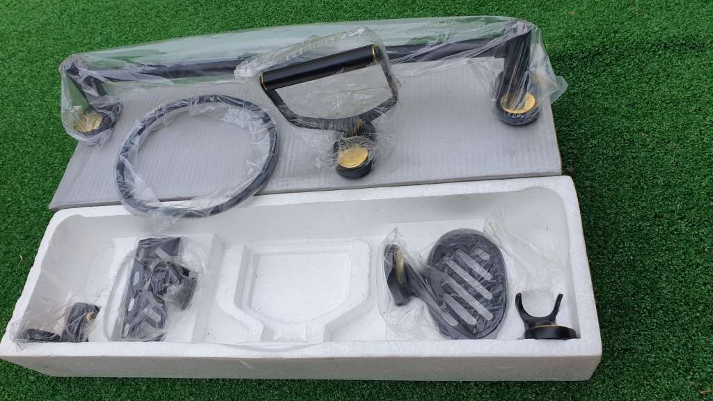Luxury Bathroom Set. Soap Holder, Towel Rail & Holder (BID PER BOX!!!