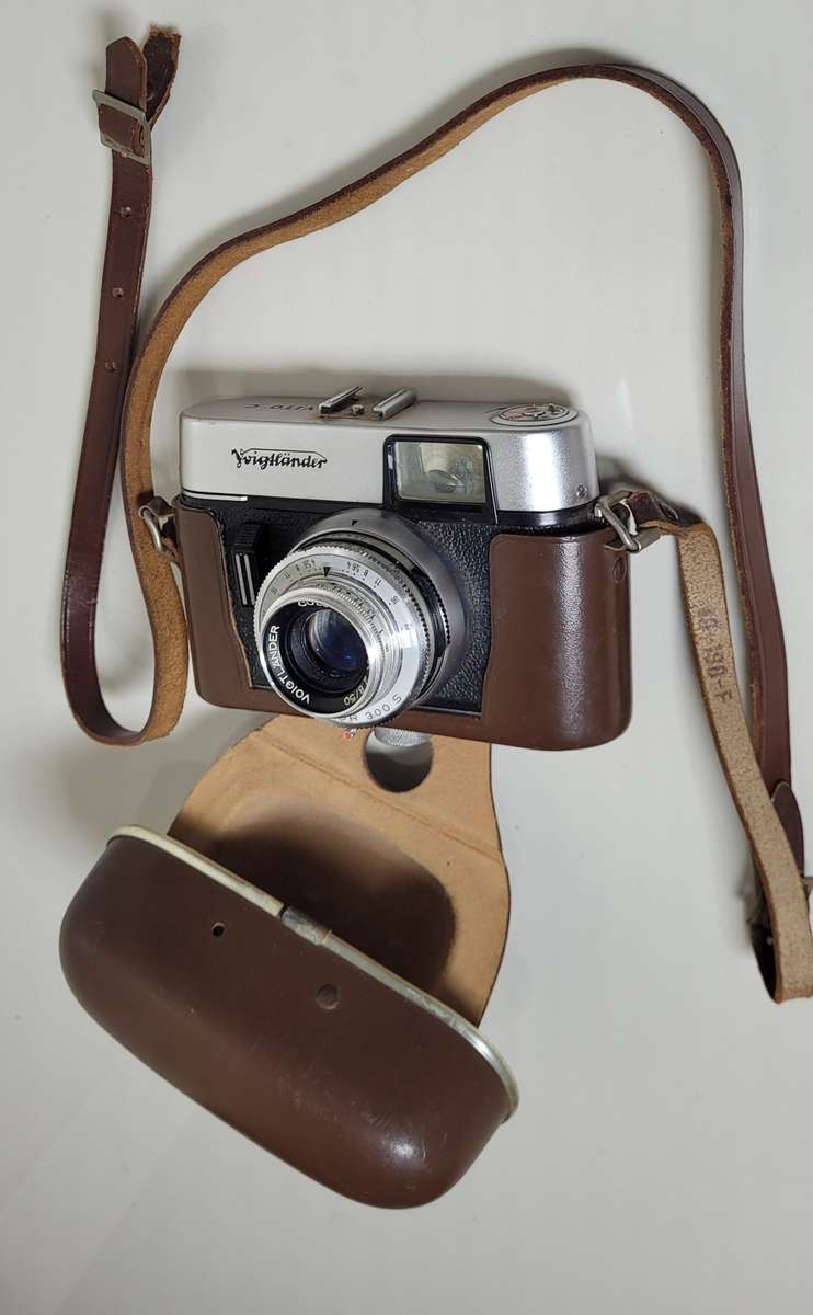 Old VOICTLANDER Camera With Original Leather Case & Strap (Seems to be Working)