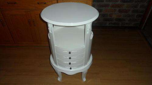 ***BEAUTIFULL WHITE CUPBOARD WITH 4 DRAWERS****COLLECTORS ITEM