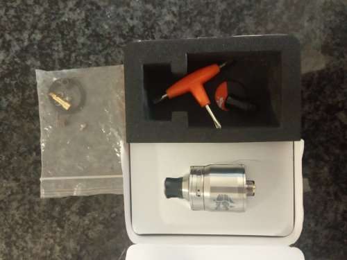 Vape tanks, mod and juices: Geekvape Ammit, Nautilus 2, Melo 3 mini and 300, Uwell Crown III, etc..