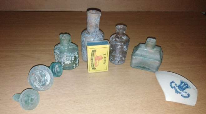 Collection: Small Vintage Bottes, 3 Stoppers and Shard from Yeomanry Hospital in the Karoo