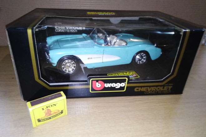 Bburago Chevrolet Corvette Convertable, 1957 model, 1/18 Die Cast in Original Packaging
